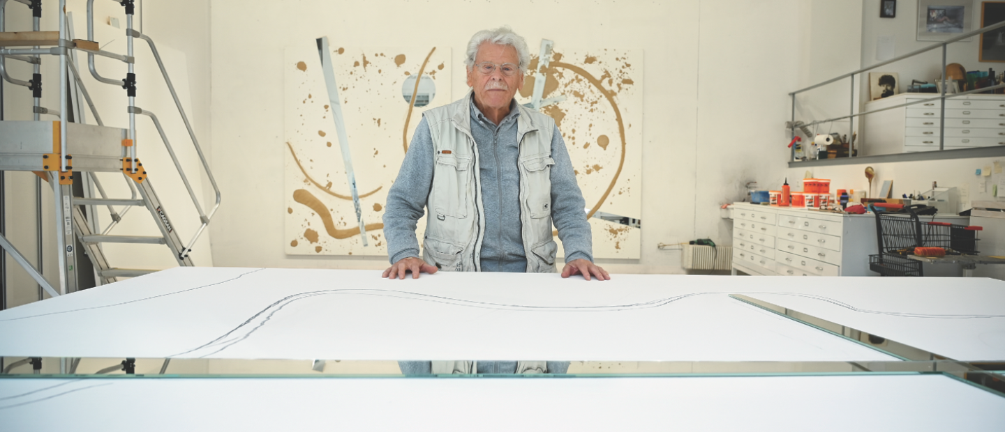 Ο κορυφαίος εικαστικός Κώστας Τσόκλης σε μια σπάνια συνέντευξη στο επετειακό τεύχος του GLOW