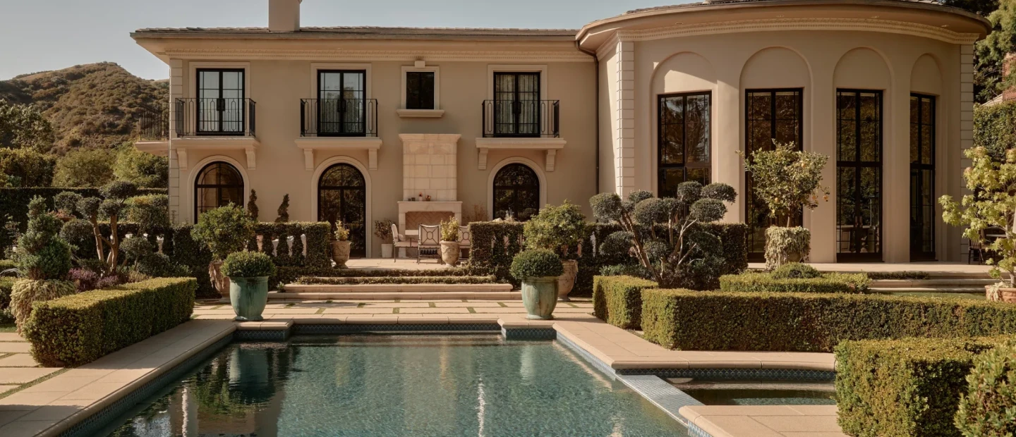 Η αίγλη του Beverly Hills συναντά την παριζιάνικη κομψότητα σε αυτήν την château-style κατοικία