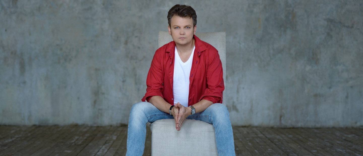 Λίγο πριν την αυριανή συναυλία του στη Θεσσαλονίκη, ο δημοφιλής Ουκρανός τενόρος Dmytro Popov μας μιλά για τη σημαντική μουσική διαδρομή του