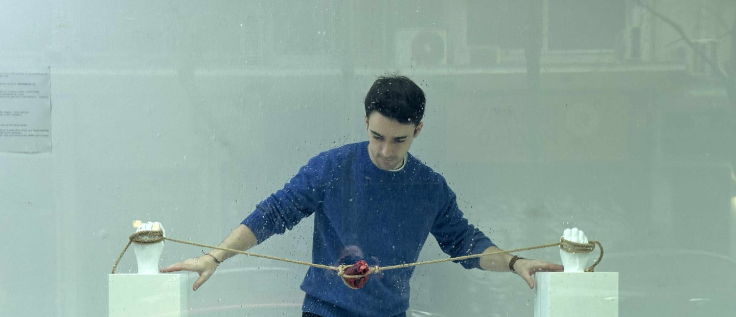 SKG Stories: Για τον εικαστικό Κυριάκο Καμπαρτίνα, ακόμη και η επώδυνη πλευρά του έρωτα κρύβει πάντα κάτι όμορφο