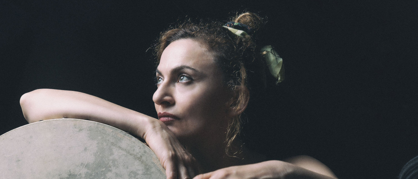 SKG Stories: Η Πολυξένη Σπυροπούλου πρωταγωνιστεί σε μια παράσταση για τον σκοταδισμό και την πατριαρχία που αξίζει κάθε λεπτό της