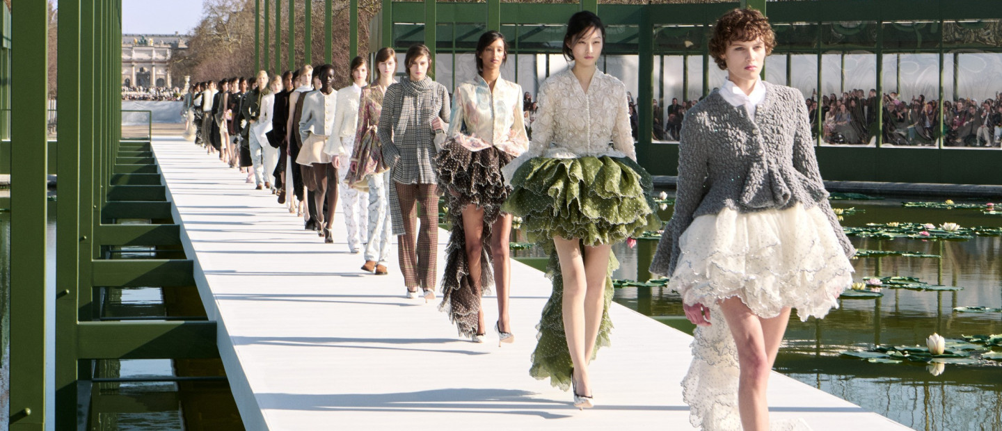 Dior FW26: Οι τάσεις που θα μας απασχολήσουν το επόμενο φθινόπωρο από την ξεχωριστή collection του Jonathan Anderson