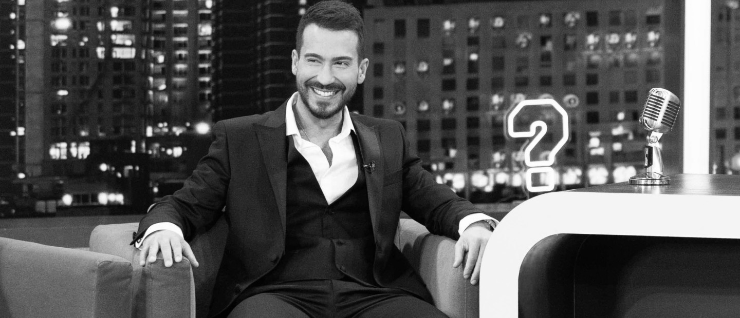 Face to Face με τον Γιάννη Αθανασόπουλο: «Η τίμια και ειλικρινής αγκαλιά είναι το ισχυρότερο φυσικό αντικαταθλιπτικό στη νοσηρότητα των καιρών μας»