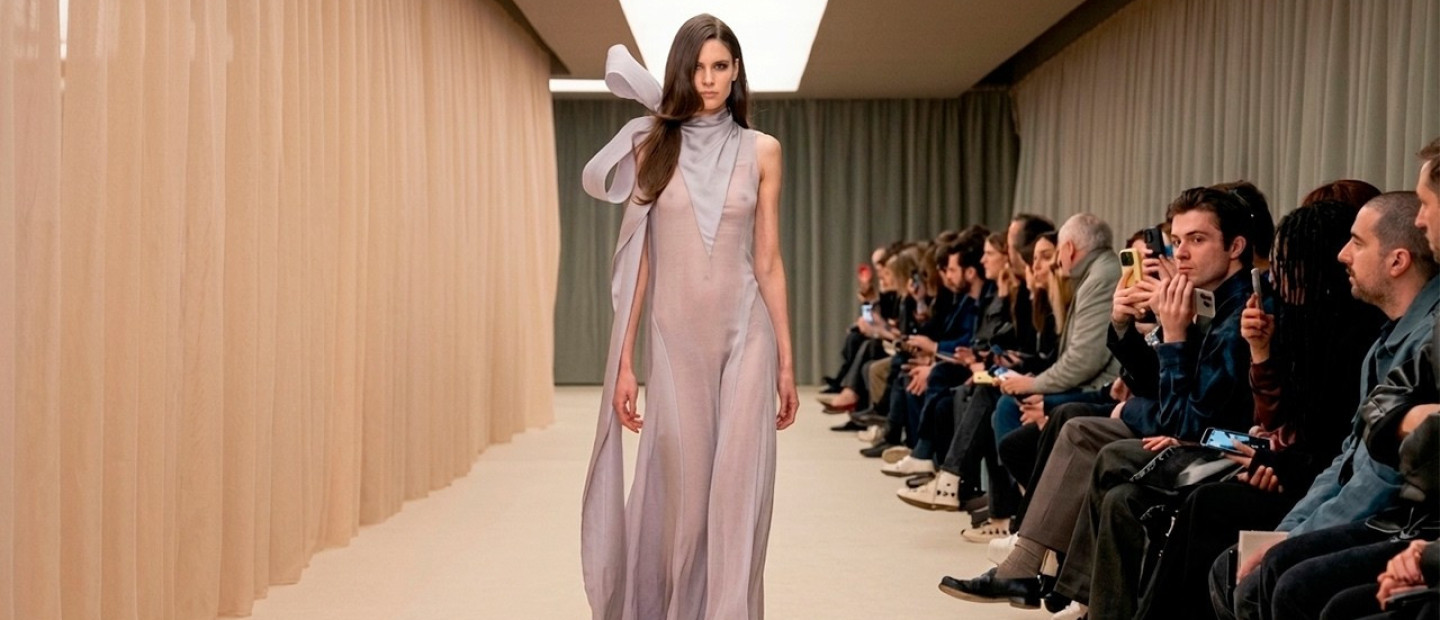 Το μυστήριο και η εσωτερική εξερεύνηση έγιναν «ένα» στη νέα συλλογή του McQueen για τη FW26 season