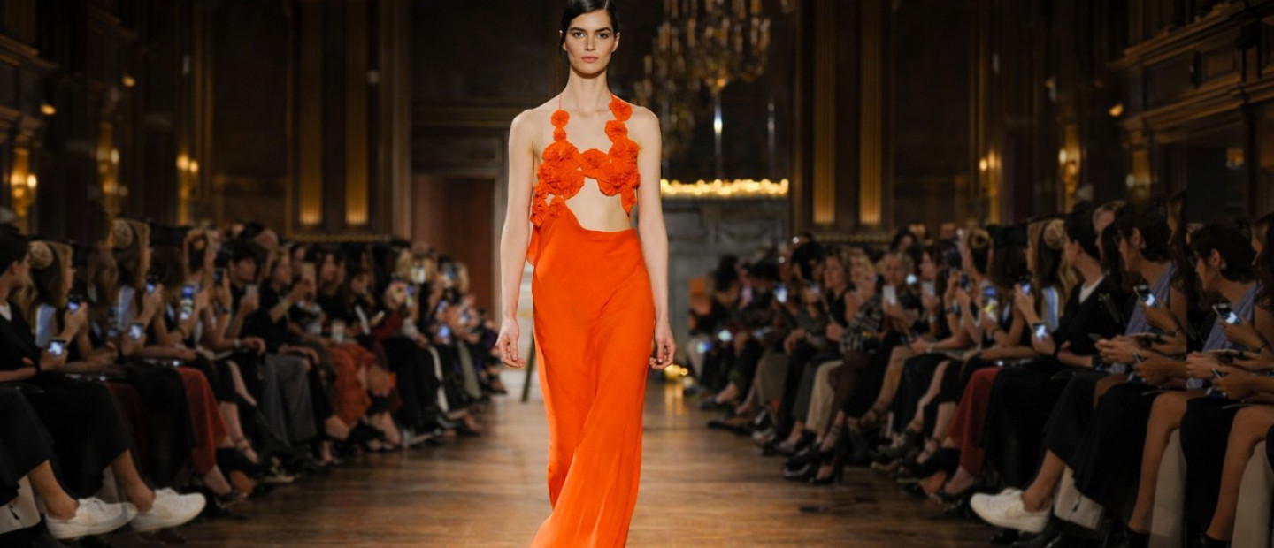 Η Victoria Beckham παρουσίασε μια συλλογή που κυμαίνεται ανάμεσα στη δύναμη και τη θηλυκότητα