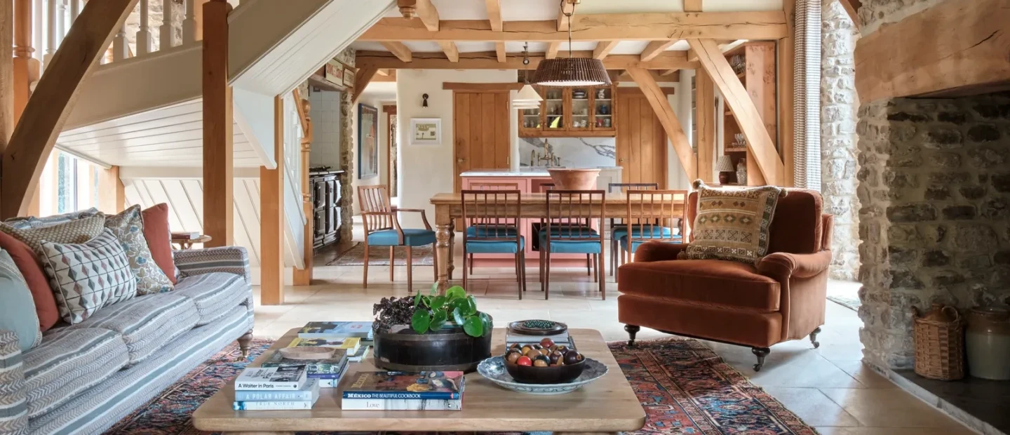 Η ιστορική αποθήκη στο Somerset της Αγγλίας που μετατράπηκε σε ένα σπίτι με ζεστασιά