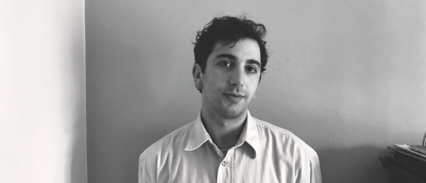 Ο Mario Banushi σε μια αποκλειστική συνέντευξη στο GLOW λίγο μετά τη βράβευσή του με τον 54ο Αργυρό Λέοντα στην Μπιενάλε Θεάτρου της Βενετίας