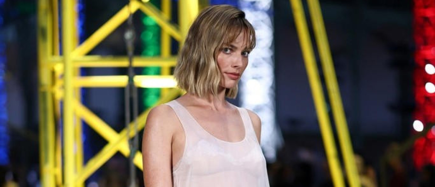 H Margot Robbie «κατέκτησε» την Εβδομάδα Μόδας του Παρισιού με το πιο ανατρεπτικό καρέ που έχουμε δει μέχρι στιγμής