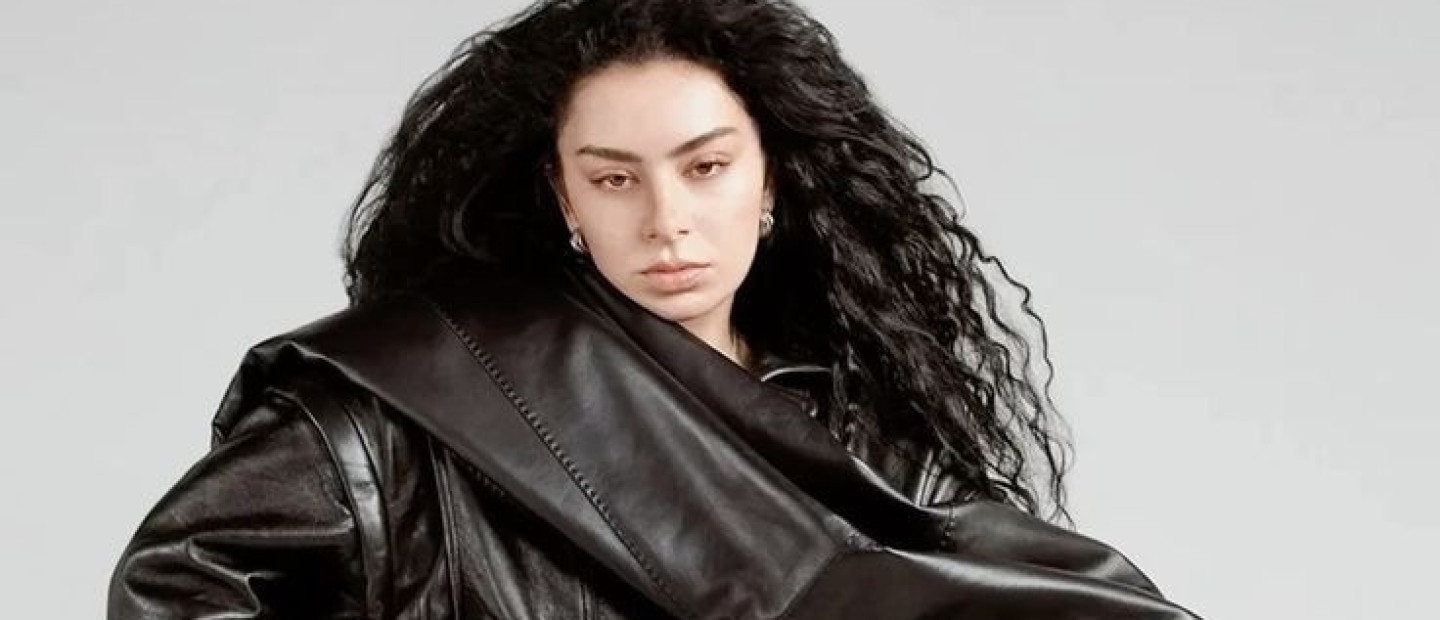 Messy Girl Aesthetic: Φέτος όλα τα it-girls υιοθετούν αυτό το τολμηρό trend