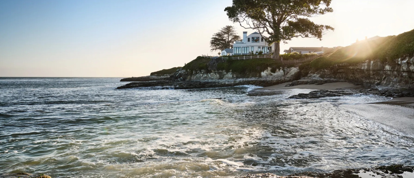 Το εντυπωσιακό παραθαλάσσιο cottage στη Santa Cruz της California που στέκεται πάνω από τον ωκεανό