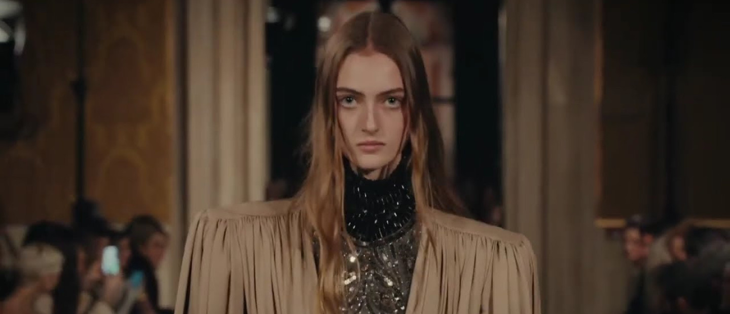 Ο Alessandro Michele επανεξέτασε τη μεγαλοπρέπεια του οίκου Valentino μέσα από τη συλλογή του με τίτλο Interferenze