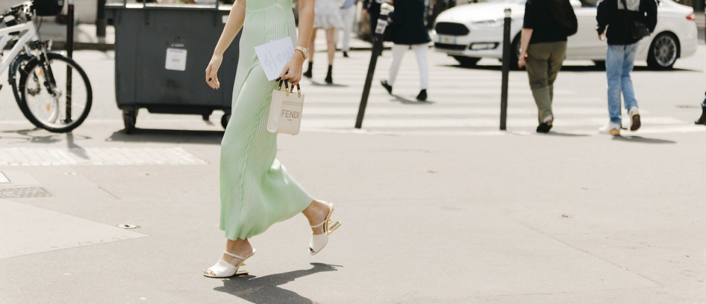 Τα mules που θα γίνουν η μοναδική σας επιλογή στα spring looks σας