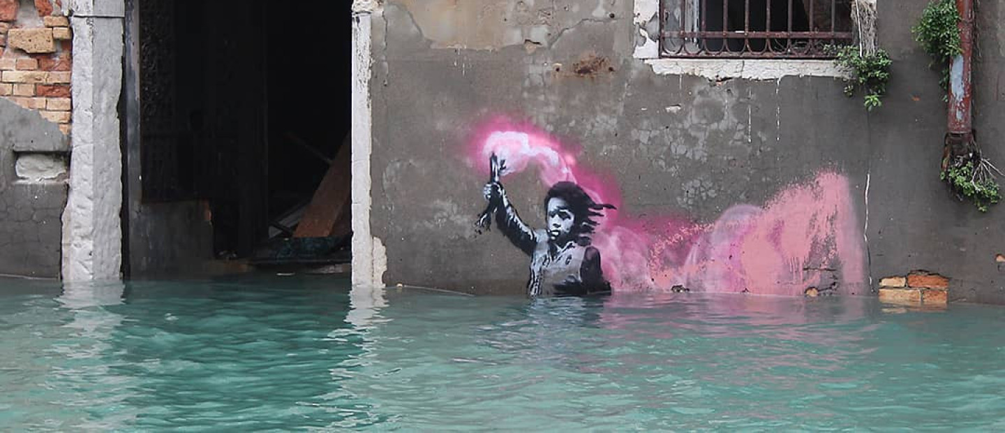 Banksy: Νέα έρευνα μας φέρνει ένα βήμα πιο κοντά στην αληθινή ταυτότητα του καλλιτέχνη