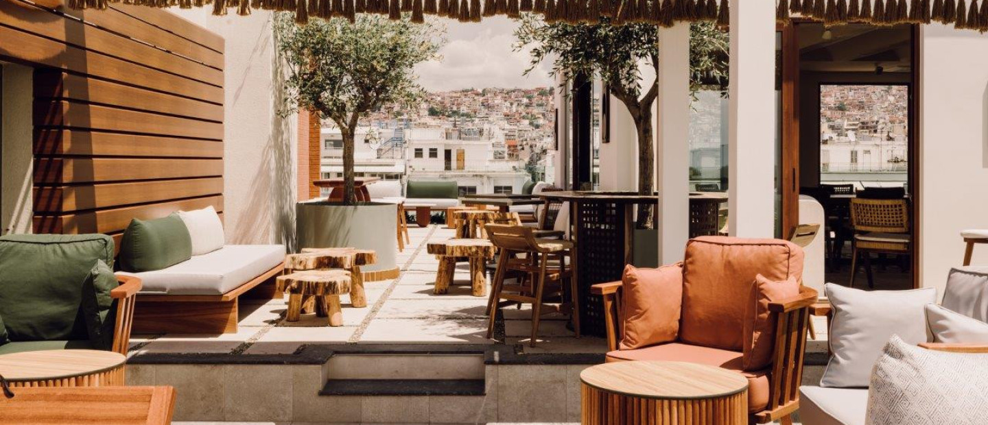 Tο rooftop στην καρδιά της Θεσσαλονίκης που δίνει τη δική του εκλεπτυσμένη ταυτότητα στα καλοκαιρινά βράδια