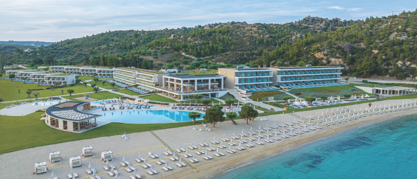 Το resort στη Νικήτη της Χαλκιδικής, όπου η σύγχρονη πολυτέλεια συναντά την αυθεντική διάθεση καλοκαιρινής ανεμελιάς