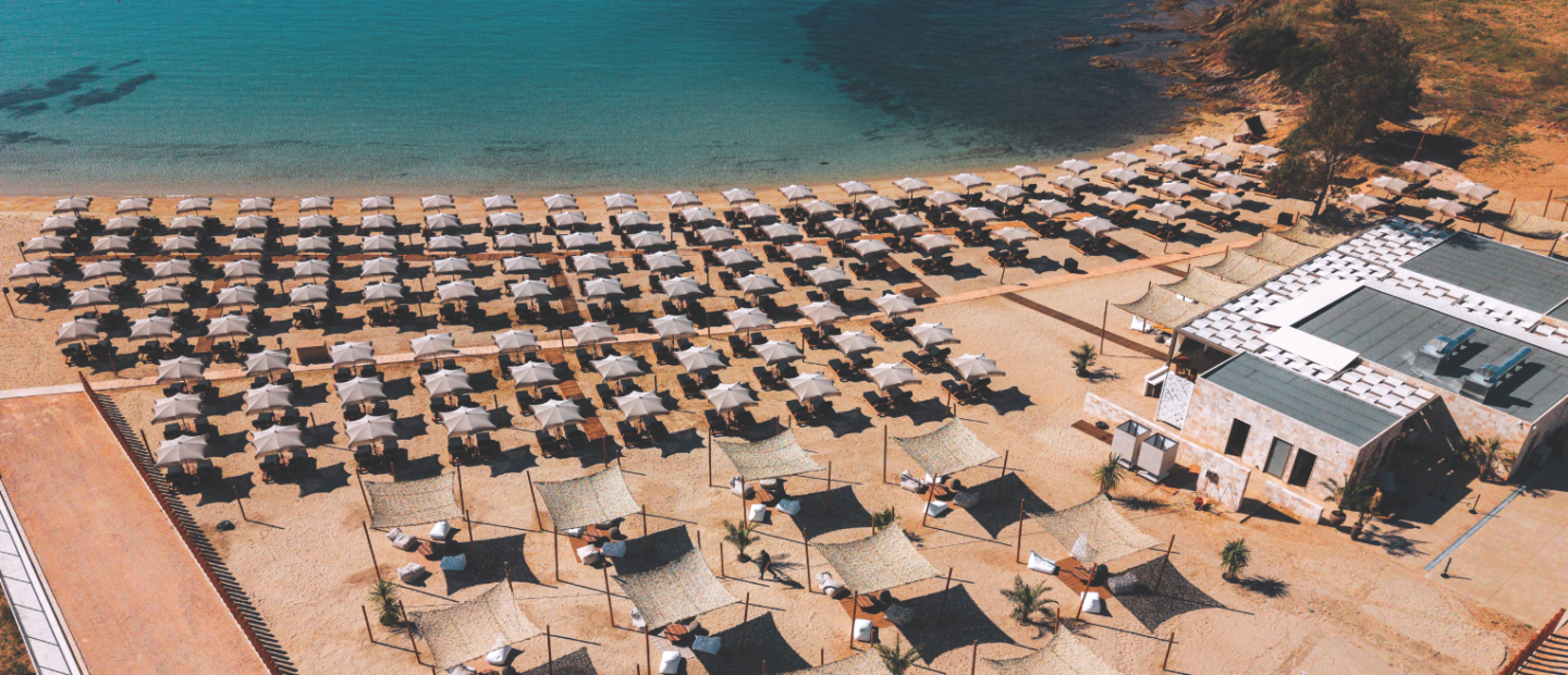 Το beach bar της Χαλκιδικής που δίνει ﻿πολυτελή τόνο στις καλοκαιρινές αποδράσεις ﻿δίπλα στη θάλασσα