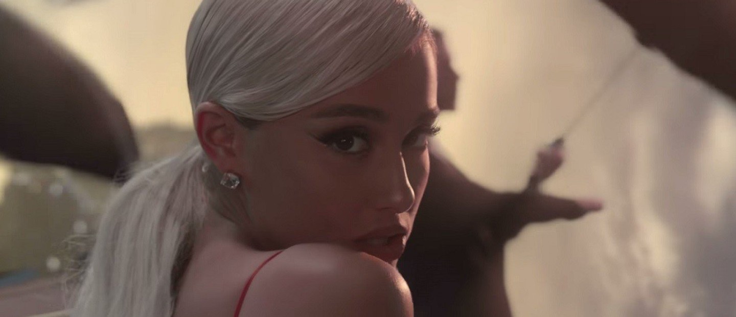 To νέο τραγούδι της Ariana Grande είναι το απόλυτο summer hit
