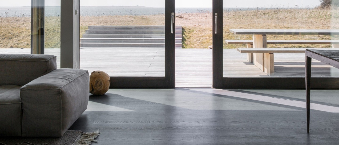 Πώς ένα σπίτι μπροστά σε μια παραλία της Δανίας γίνεται ένα με το τοπίο