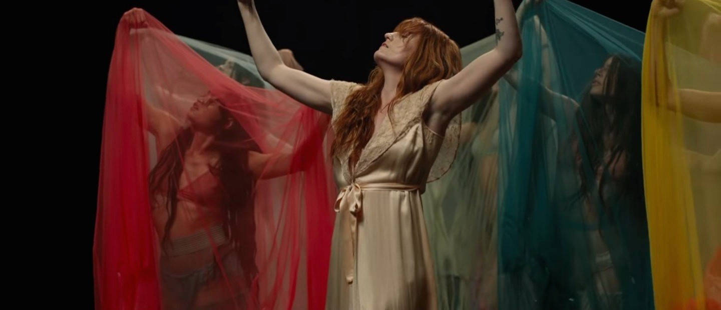 H Florence Welch εκφράζεται μέσα από έναν περίπλοκο χορό χρωμάτων
