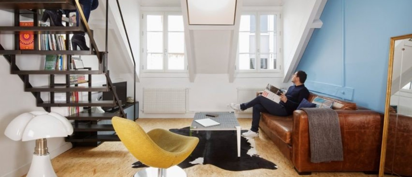 Μια μοντέρνα σοφίτα στο Παρίσι με βασικό υλικό διακόσμησης το OSB