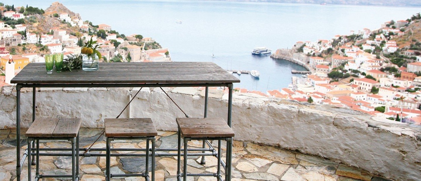 Μια αναπαλαιωμένη αρχοντική κατοικία στην Ύδρα με συγκλονιστική θέα