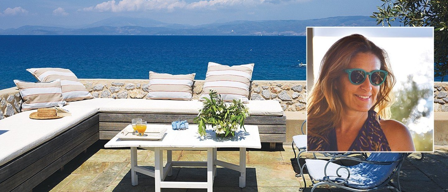 Η Δάφνη Ζουμπουλάκη μας ξεναγεί στο σοφιστικέ καταφύγιό της στην Ύδρα
