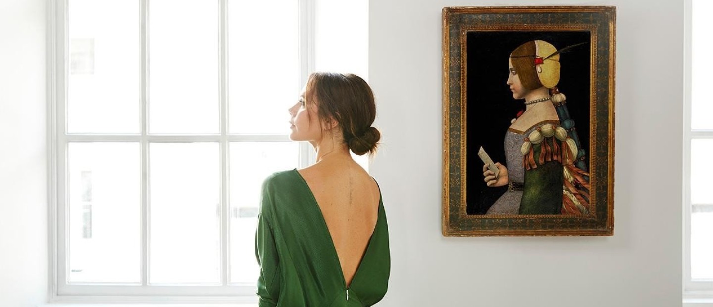 H Victoria Beckham ανάμεσα σε σπάνια έργα τέχνης