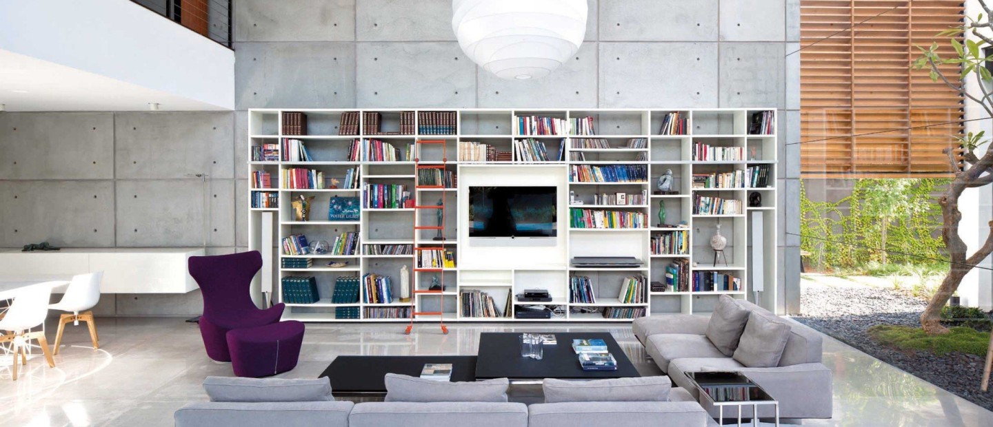 Μια σύγχρονη κατοικία που ακολουθεί αυστηρά τους κανόνες του μινιμαλισμού