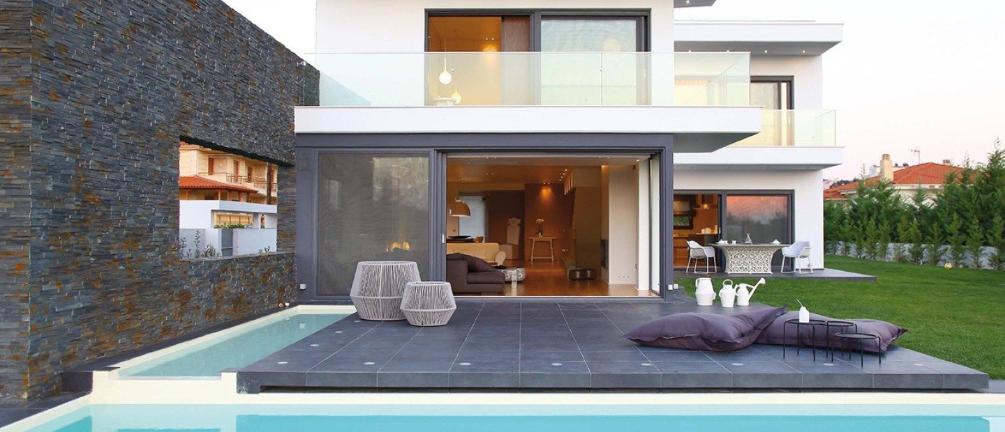 Μια μόνιμη κατοικία στο Πανόραμα σχεδιασμένη σε mood διακοπών 