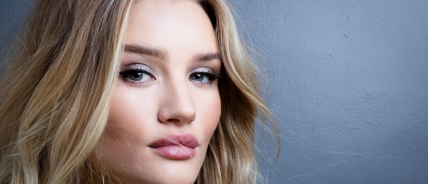 Πώς να πετύχετε το άψογο μακιγιάζ της Rosie Huntington-Whiteley