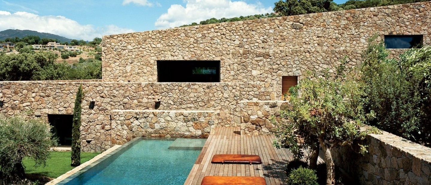 Μια ονειρεμένη πέτρινη κατοικία στην Κορσική θα σας μαγέψει με την πρώτη ματιά