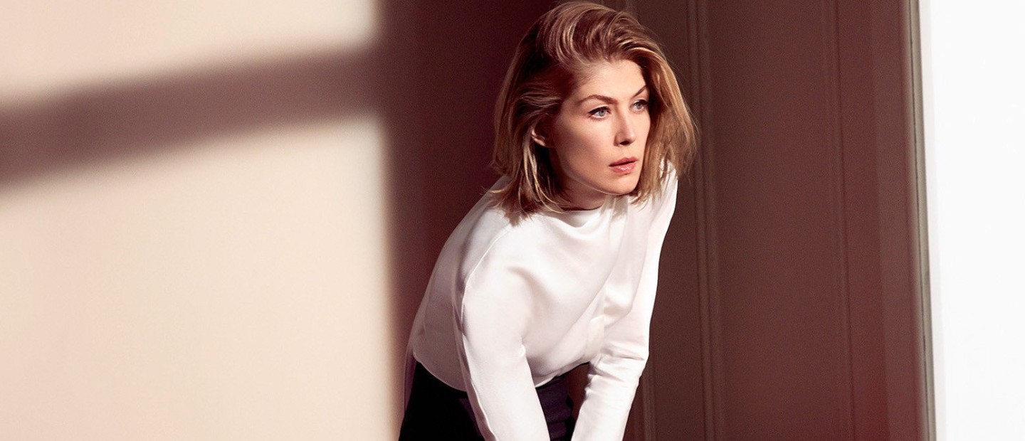 Η Rosamund Pike ενσαρκώνει την πολεμική ανταποκρίτρια Marie Colvin 