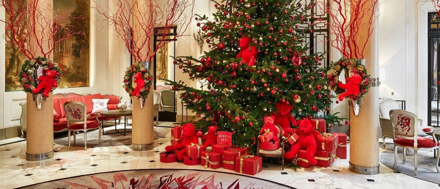 Τα πιο εντυπωσιακά χριστουγεννιάτικα δέντρα στα πιο διάσημα ξενοδοχεία στο Παρίσι