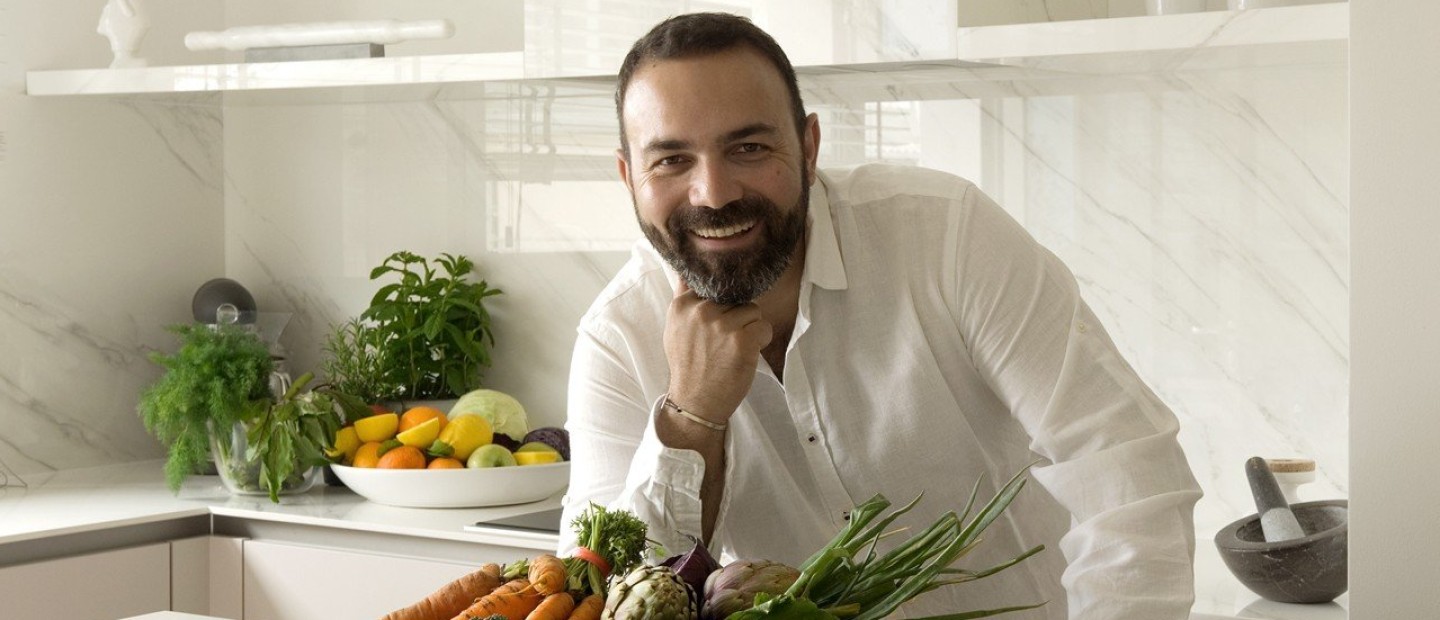 O nomad chef Ανδρέας Λαγός μοιράζεται τα δικά του χριστουγεννιάτικα μυστικά