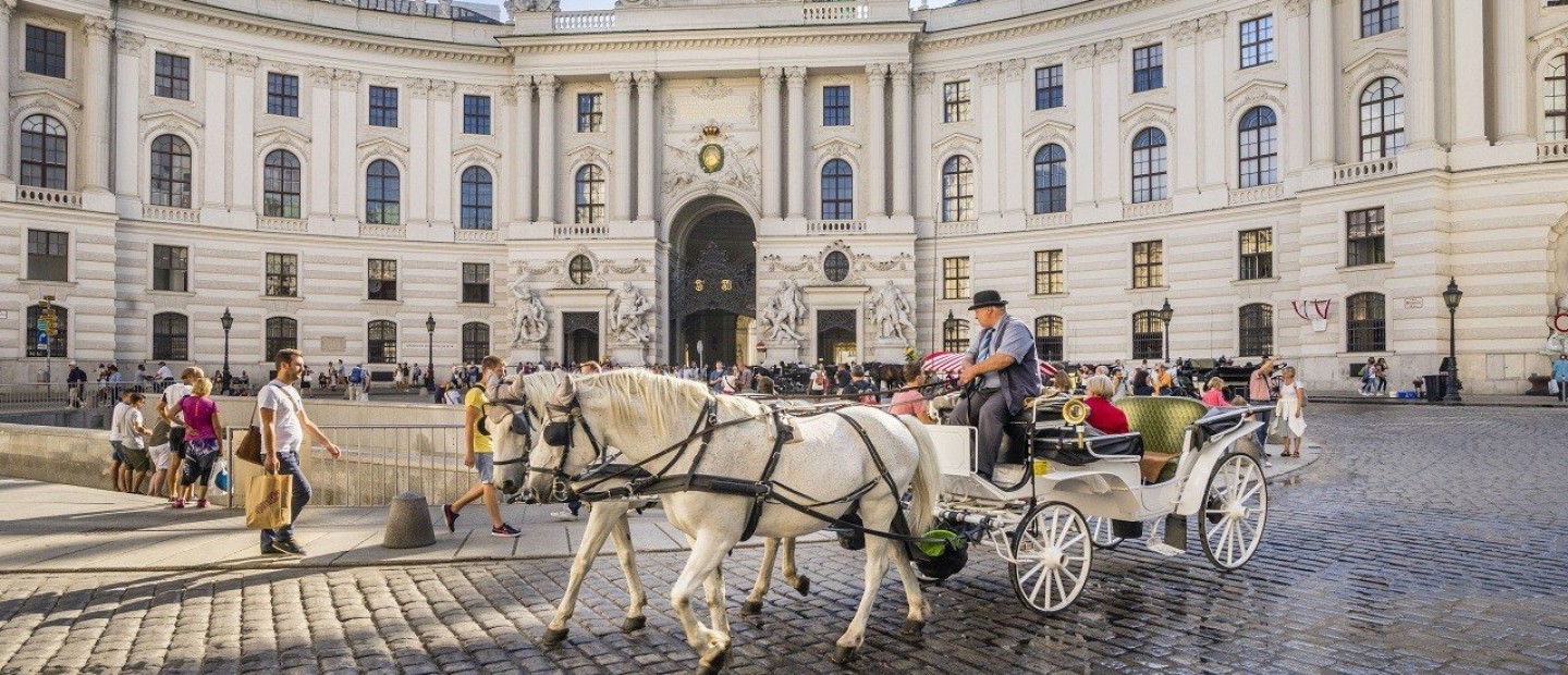 6 πρέσβεις προτείνουν το βιβλίο που πρέπει να διαβάσετε πριν επισκεφτείτε τη χώρα τους