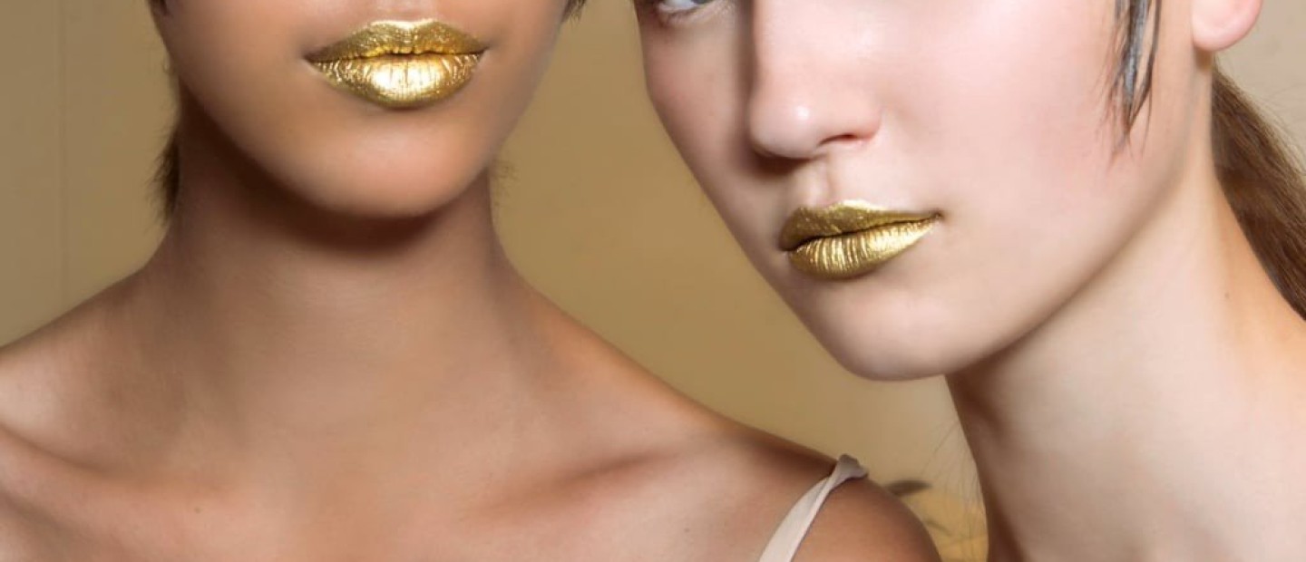 Gold metallics: Το μακιγιάζ των γιορτών επιτάσσει χρυσό και λάμψεις 