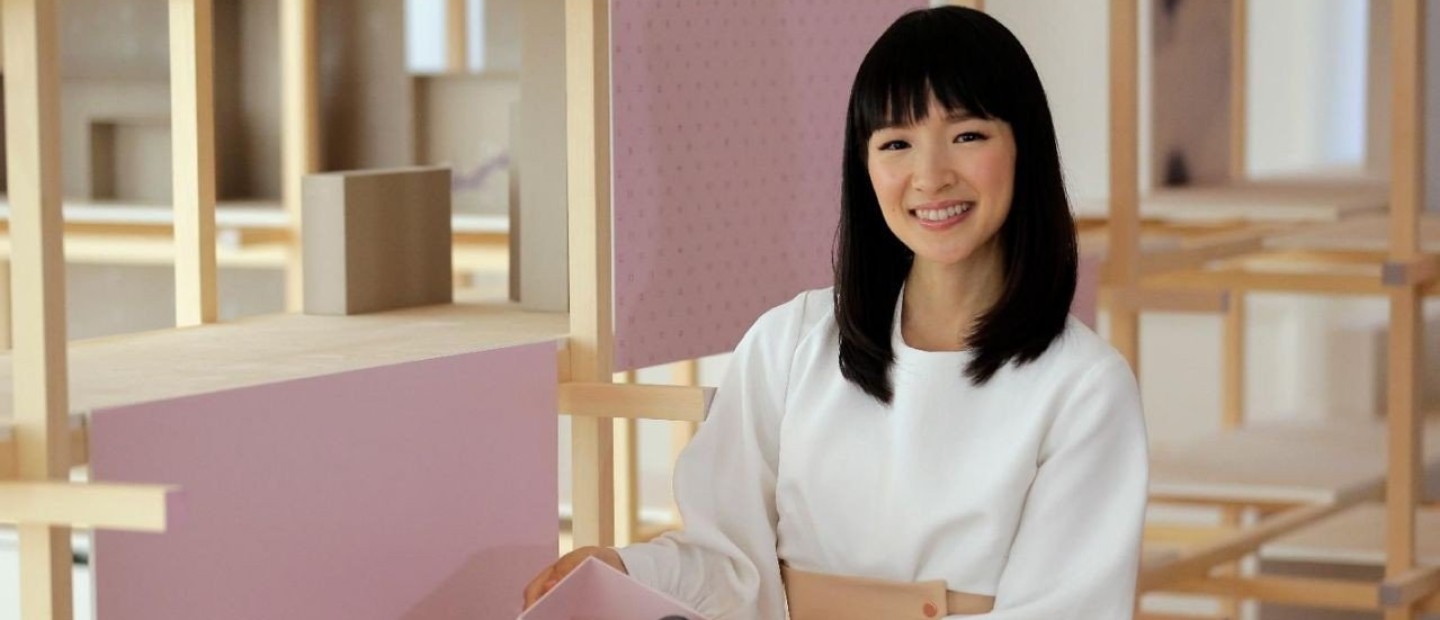 Οργανώστε τα ρούχα της ντουλάπας σας με τη βοήθεια της Marie Kondo