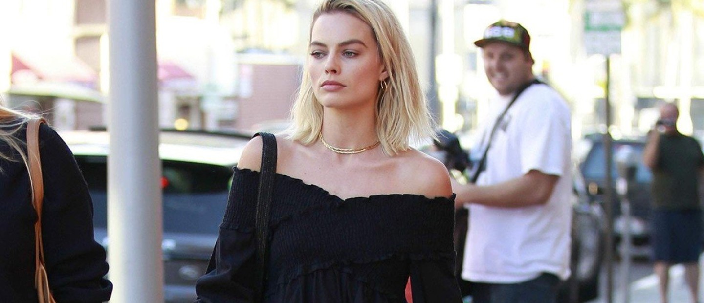 Τα 6 κομμάτια που πρωταγωνιστούν στη summer closet της Margot Robbie 