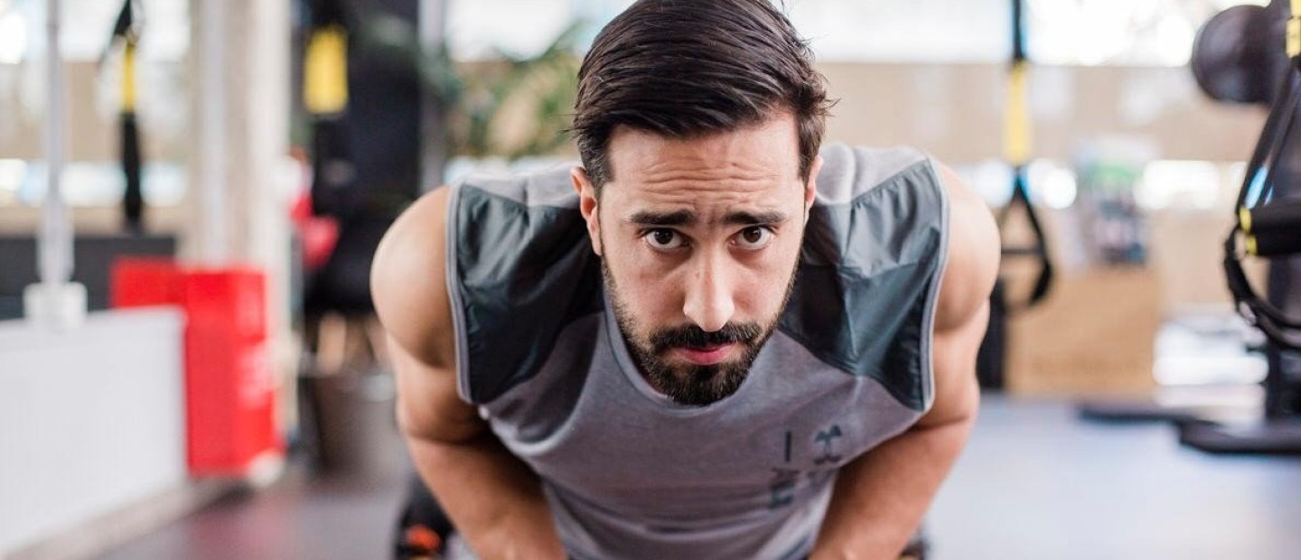 GLOW Fitness: Ο Δημήτρης Κουλούρης προτείνει εύκολες ασκήσεις για τις διακοπές