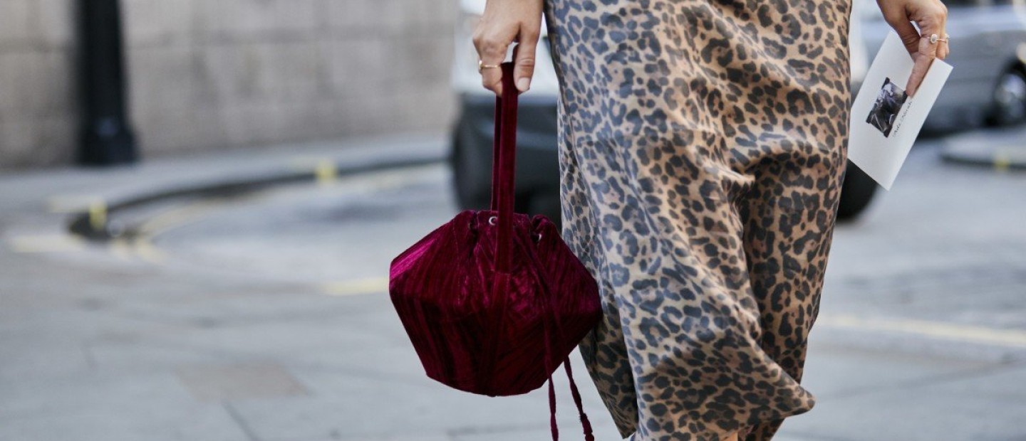 Η leopard midi φούστα είναι ό,τι καλύτερο και για το φετινό φθινόπωρο