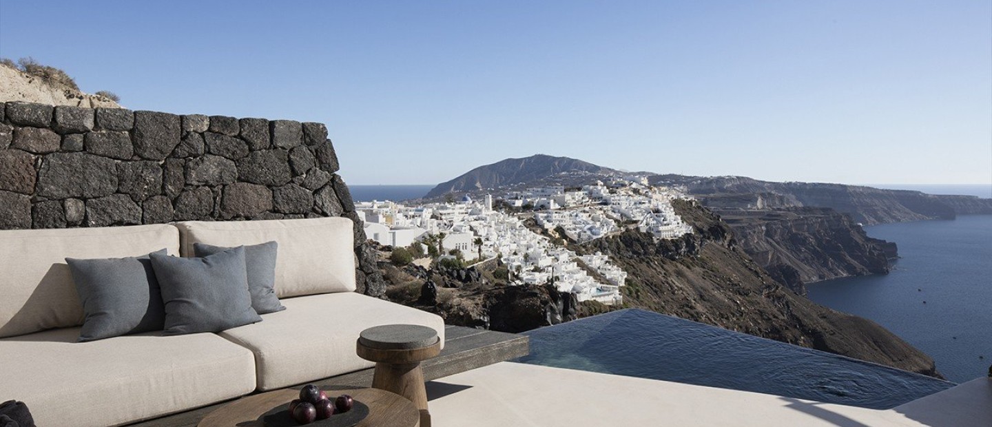 Οι Vora Villas είναι τρεις μοναδικής αισθητικής κατοικίες στη Σαντορίνη