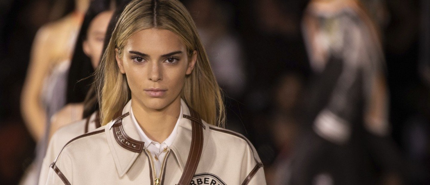 London Fashion Week: Η εμφάνιση της Kendall Jenner με ξανθά μαλλιά κι ό,τι άλλο μας εντυπωσίασε