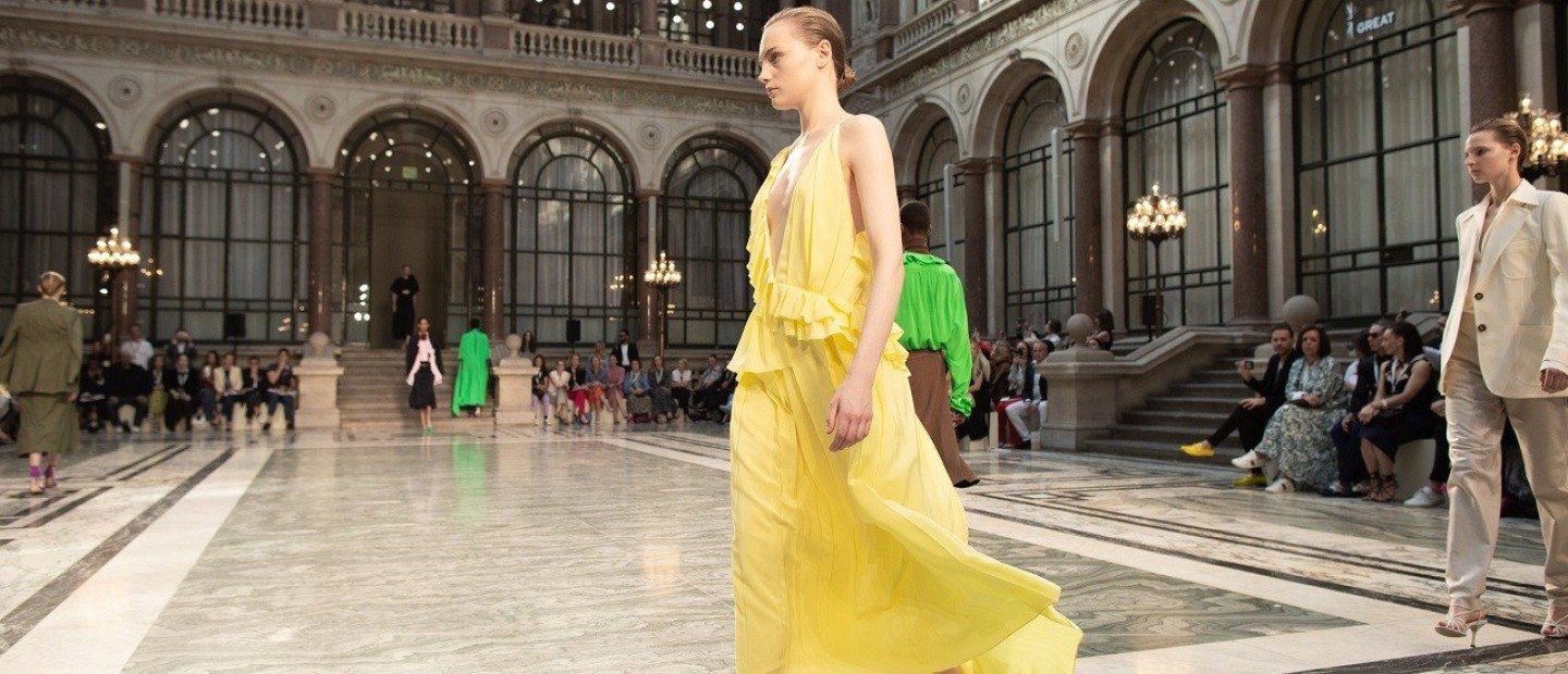 Δυναμική έναρξη της London Fashion Week με το απίστευτο show της Victoria Beckham 