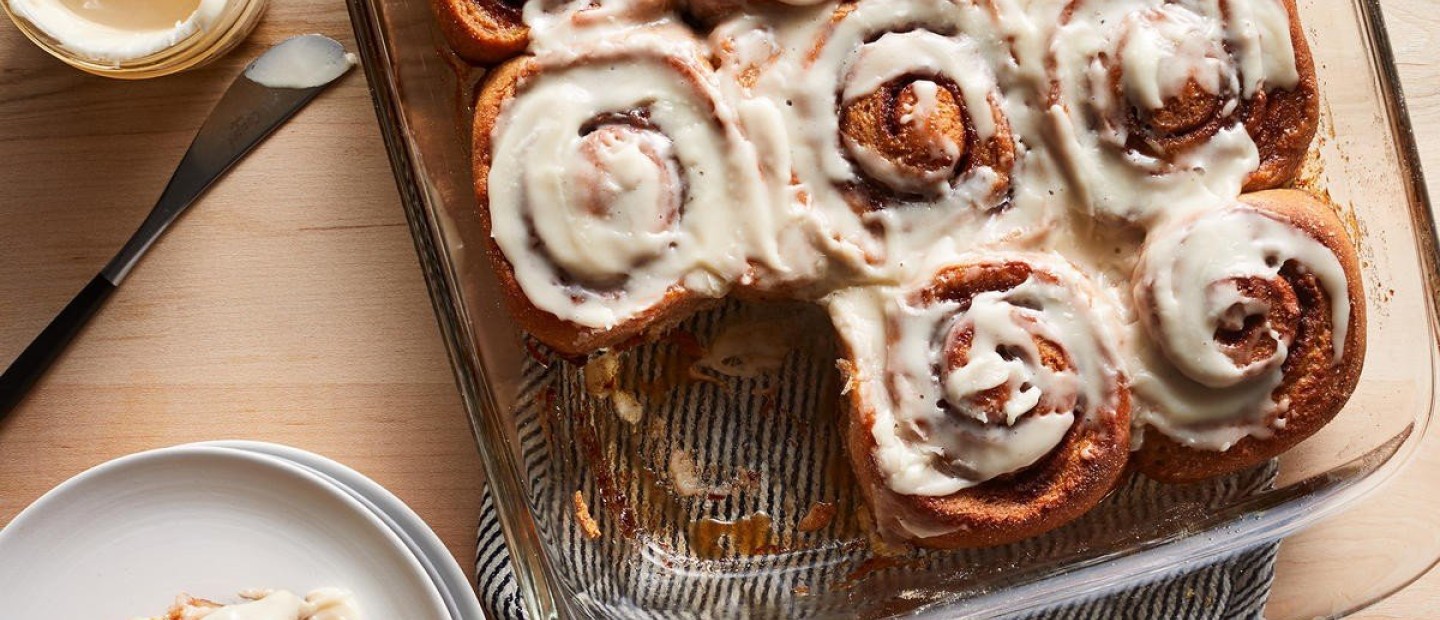 Φτιάξτε γευστικά και πεντανόστιμα Cinnamon Rolls από τον Άκη Πετρετζίκη