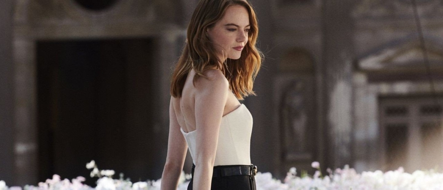 H Emma Stone μας ταξιδεύει στην Casa Malaparte στο Κάπρι σ' ένα αρωματικό όνειρο