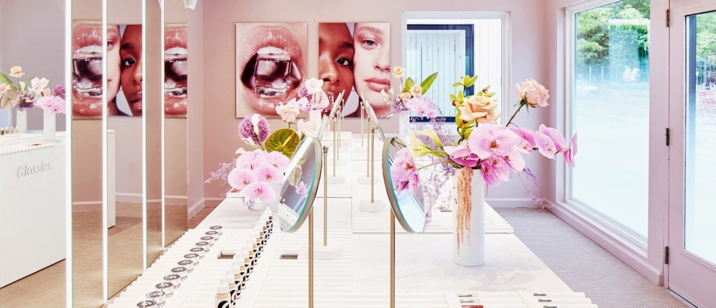 Μέσα στο θεαματικό pop up store της Glossier στο Λονδίνο 