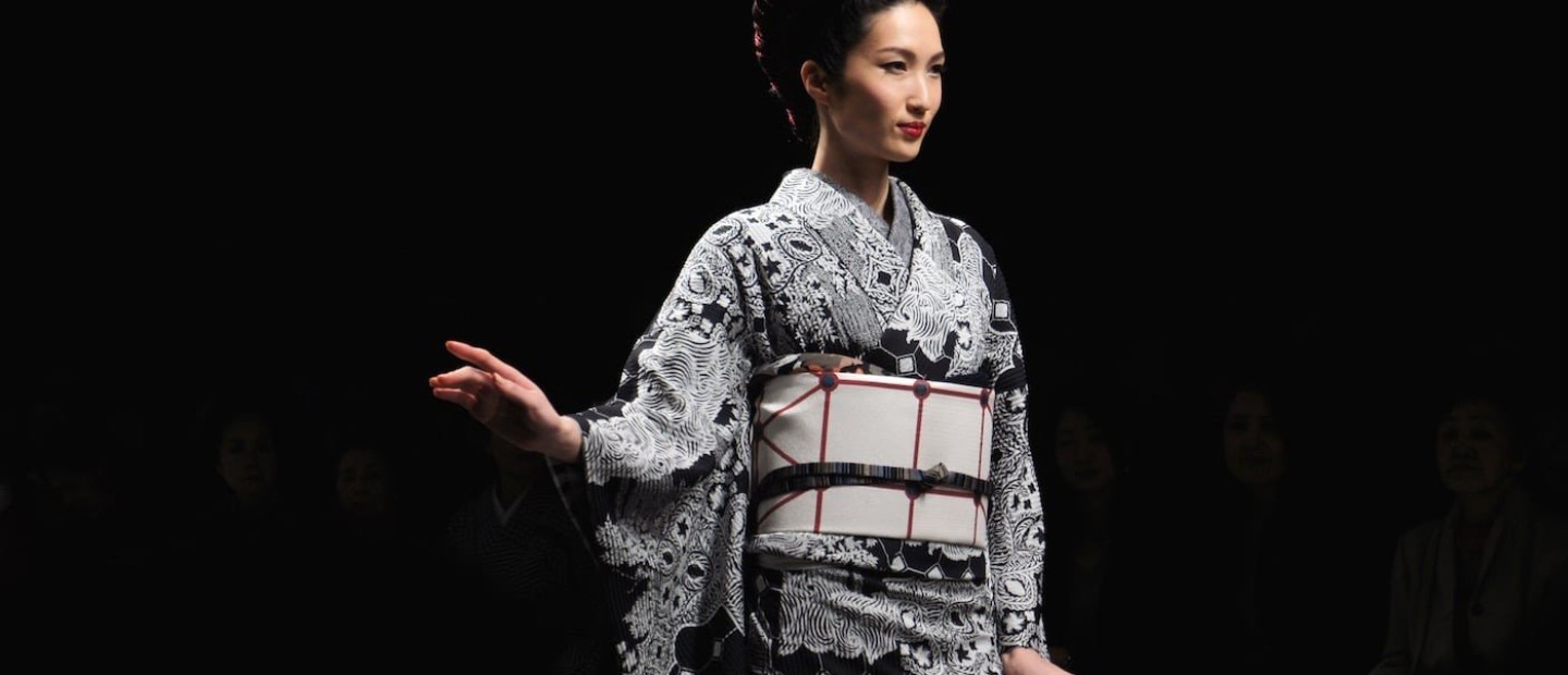 Μια έκθεση στο Λονδίνο που υμνεί την ιστορία του ενδύματος-συμβόλου της ιαπωνικής κουλτούρας  