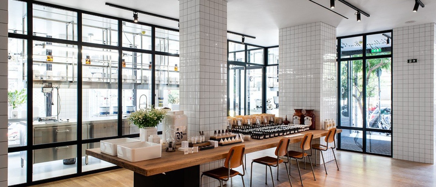 Η Νάξος, τα ελληνικά βότανα, η Ομοιοπαθητική και το design ﻿σε μία αρμονική συνύπαρξη στο κέντρο της Αθήνας