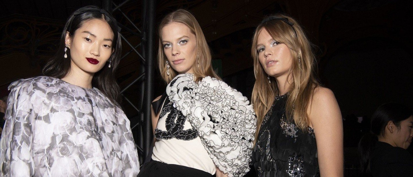 Τα beauty looks του Métiers d’Art Pre Fall 2020 show της Chanel μας δίνουν ιδέες για τις γιορτινές εμφανίσεις