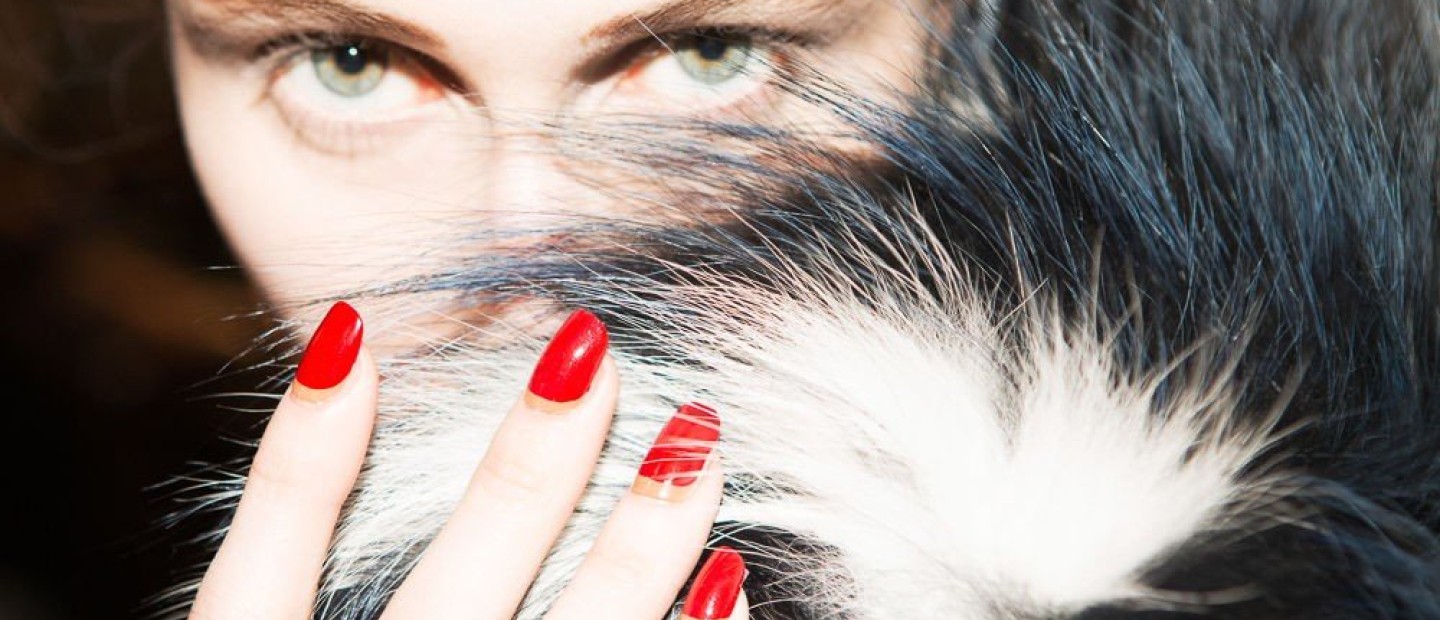 Christmas manicure: Αυτά είναι τα πιο γιορτινά σχέδια για τα νύχια σας